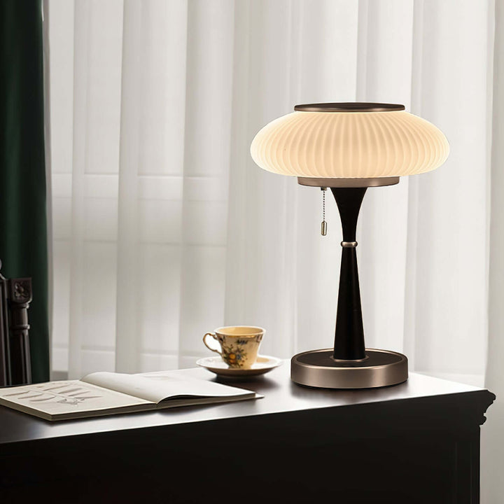 Lampa stołowa z bursztynowym kloszem