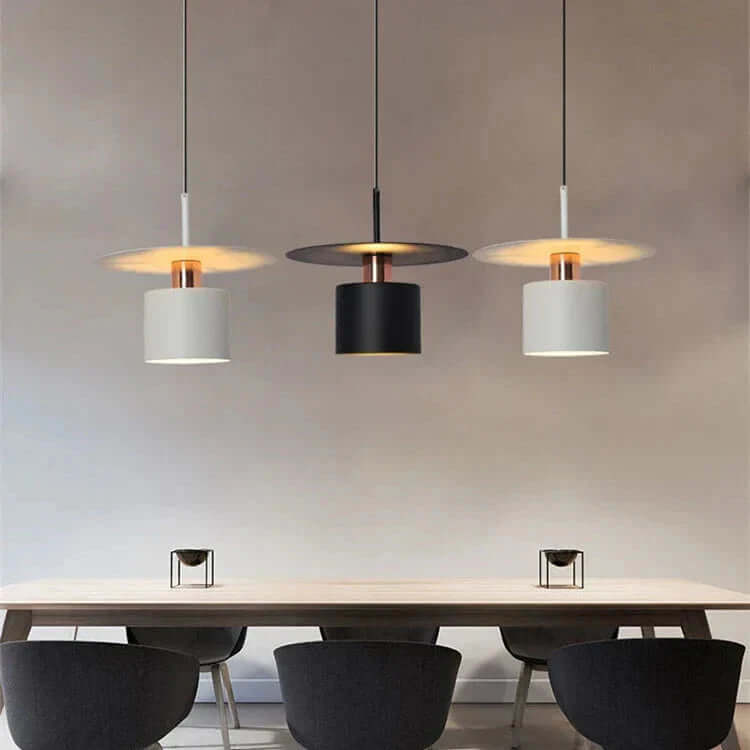 Lampa wisząca z metalowym kloszem, minimalistyczny design