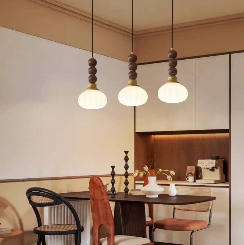 Elegancka szklana, drewniana i metalowa lampa wisząca