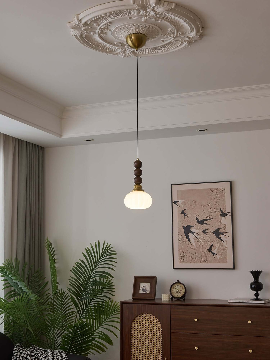 Elegancka szklana, drewniana i metalowa lampa wisząca