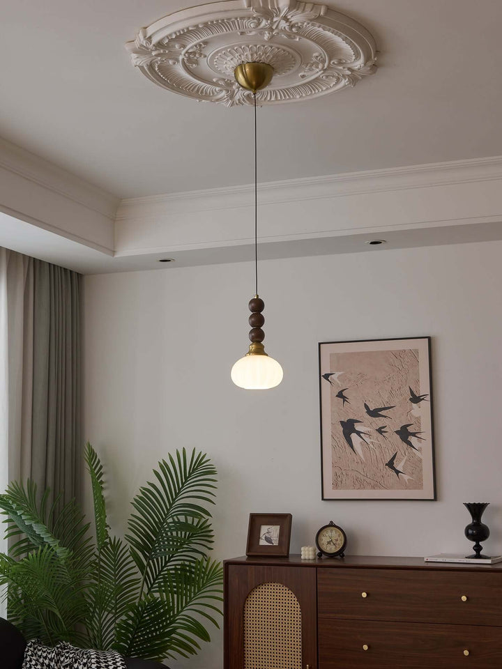 Elegancka szklana, drewniana i metalowa lampa wisząca