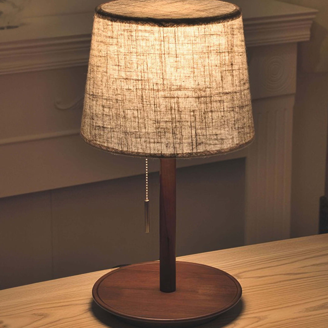 Delikatna Poświata - Nordycka Lampa Orzechowa z Luksusowymi Akcentami z Tkaniny