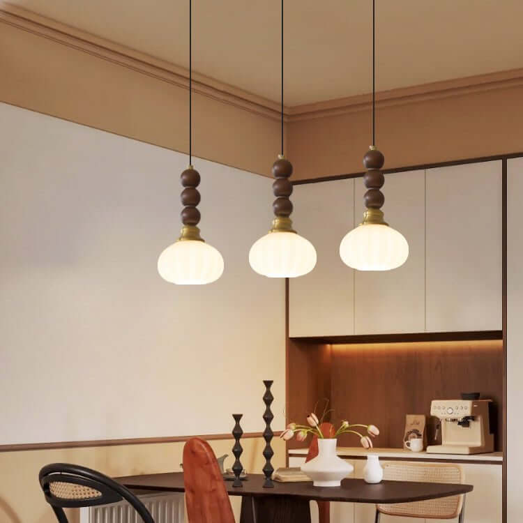 Elegancka szklana, drewniana i metalowa lampa wisząca
