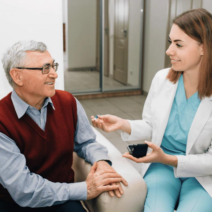 Dyskretny i nowoczesny aparat słuchowy, ładowalny, lekki, kompaktowy design, zapewniający wyraźne i komfortowe wrażenia słuchowe.