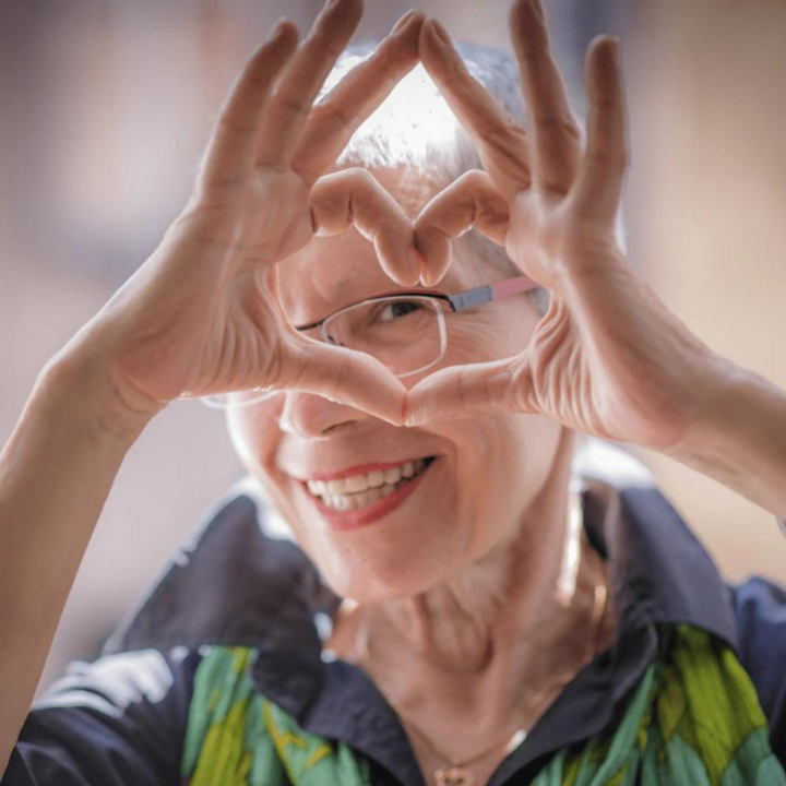 Dyskretny i nowoczesny aparat słuchowy, ładowalny, lekki, kompaktowy design, zapewniający wyraźne i komfortowe wrażenia słuchowe.