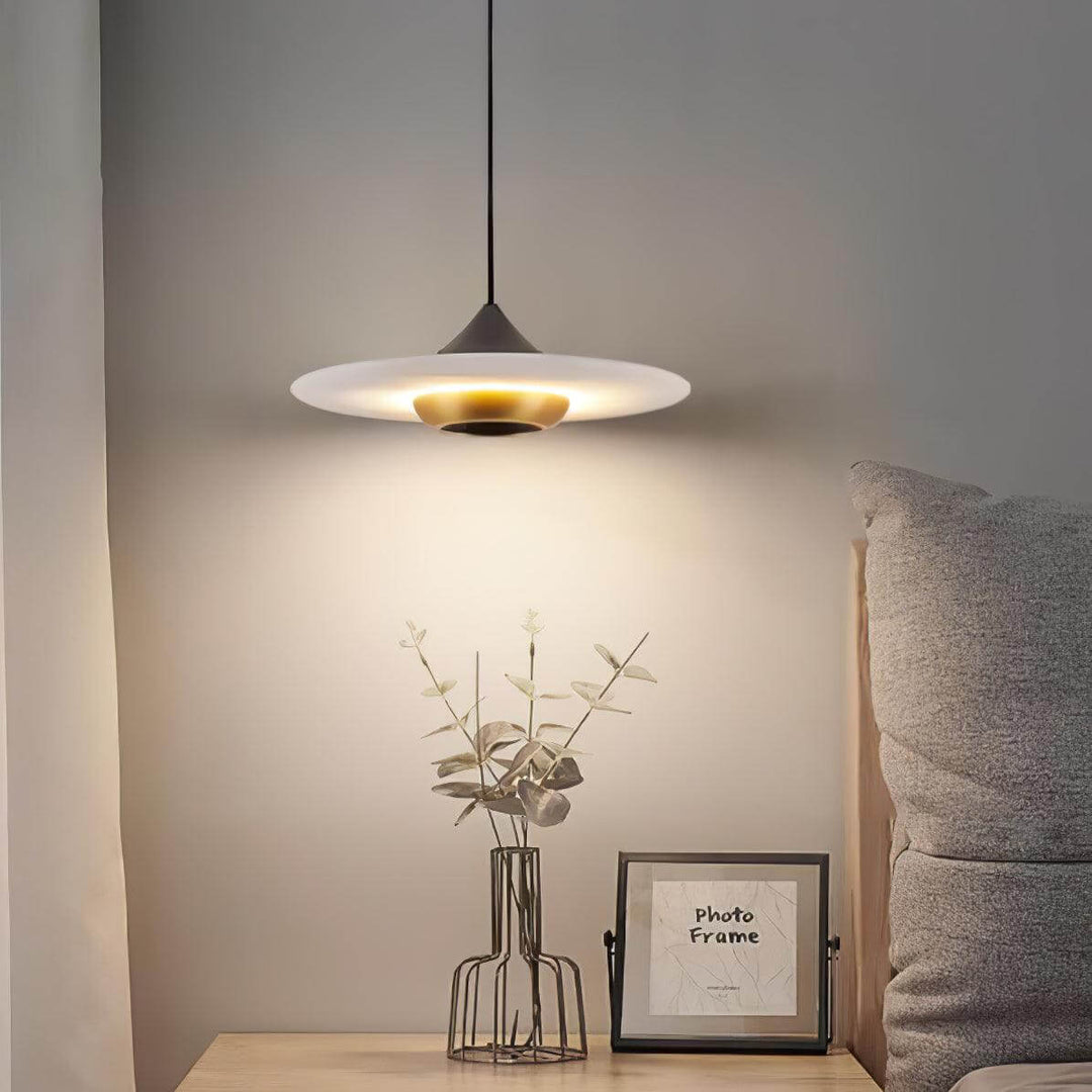 Marmurowa lampa wisząca w kształcie latającego spodka