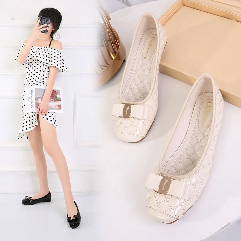 Lakierowane balerinki damskie, błyszczące wykończenie i elegancka klamra, idealne na każdą okazję.