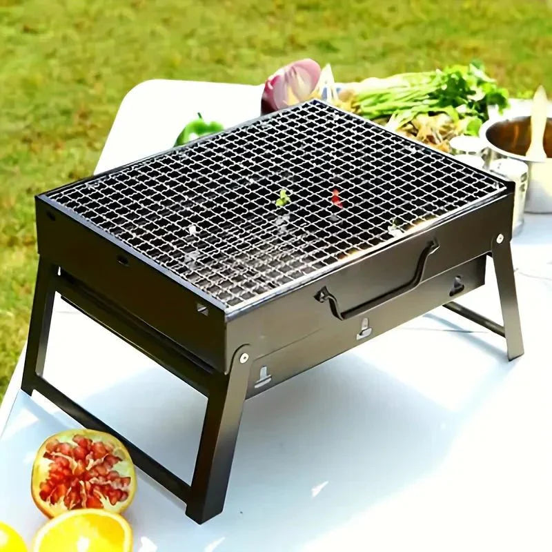 Lekki i kompaktowy składany metalowy grill stołowy, idealny na kemping, z solidną metalową konstrukcją i stalowym rusztem.