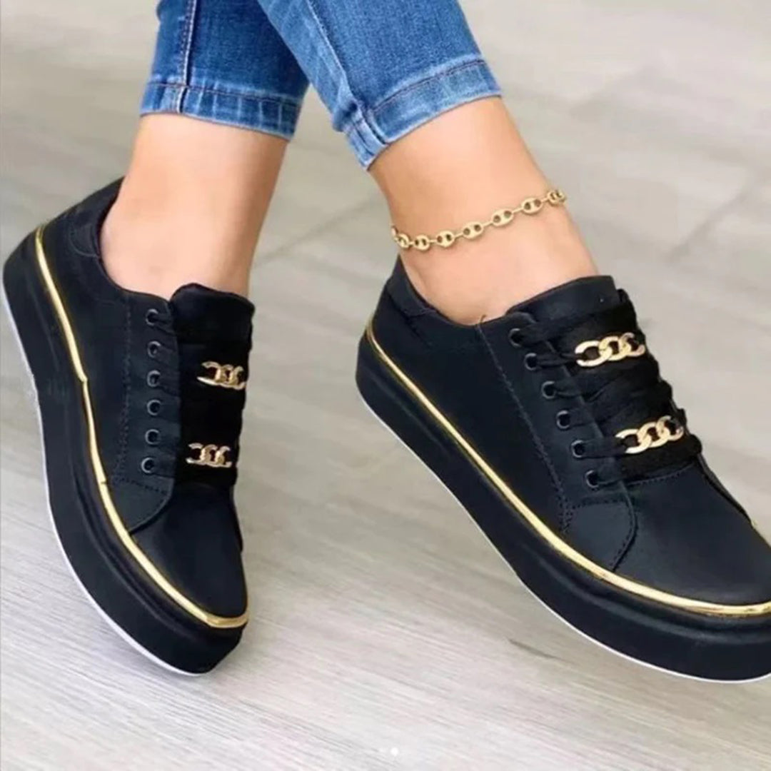 Eleganckie białe trampki damskie ze złotym detalem, niskie, stylowe, nowoczesny i kobiecy design.