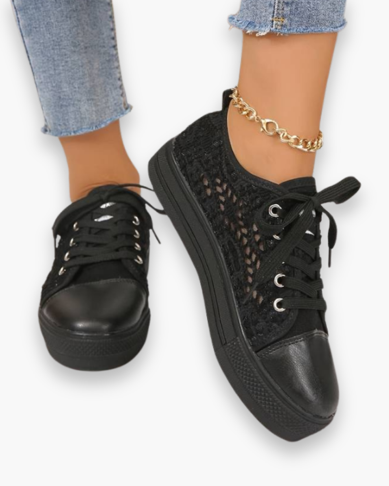Eleganckie, białe damskie sneakersy z koronki, przewiewne i lekkie, ze sznurowaniem dla optymalnego komfortu.