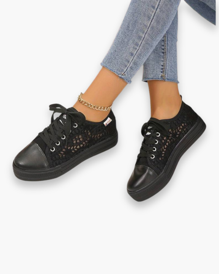 Eleganckie, białe damskie sneakersy z koronki, przewiewne i lekkie, ze sznurowaniem dla optymalnego komfortu.