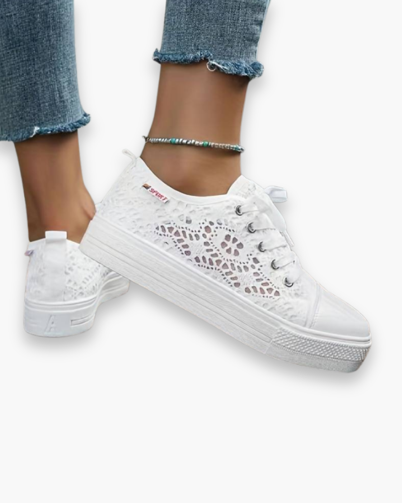 Eleganckie, białe damskie sneakersy z koronki, przewiewne i lekkie, ze sznurowaniem dla optymalnego komfortu.