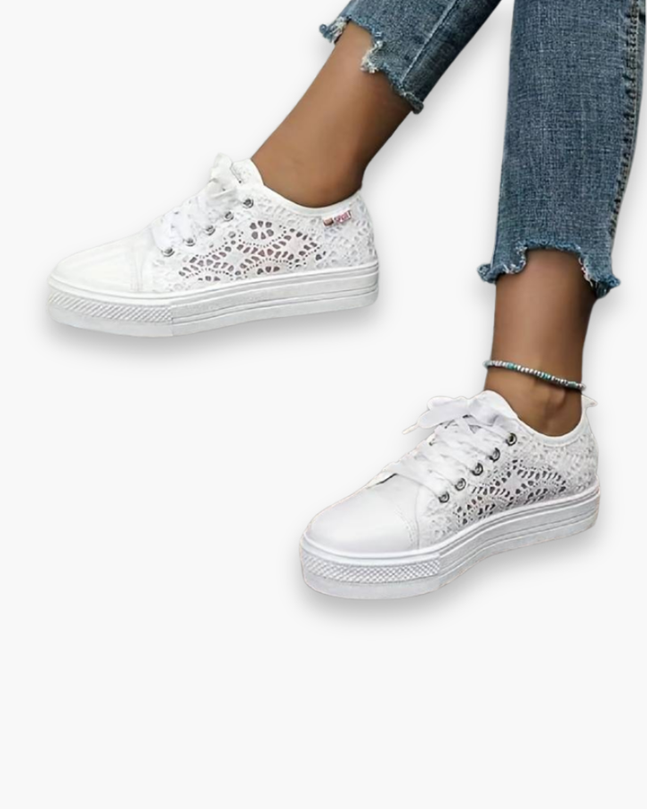 Eleganckie, białe damskie sneakersy z koronki, przewiewne i lekkie, ze sznurowaniem dla optymalnego komfortu.