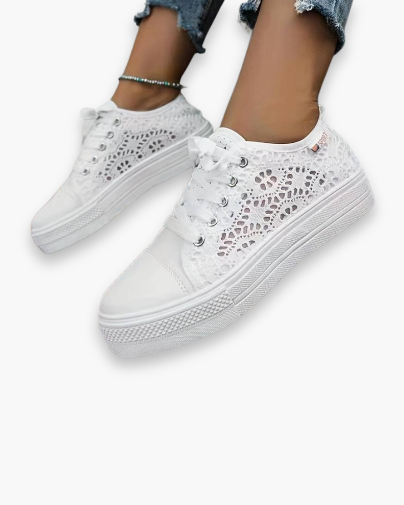 Eleganckie, białe damskie sneakersy z koronki, przewiewne i lekkie, ze sznurowaniem dla optymalnego komfortu.