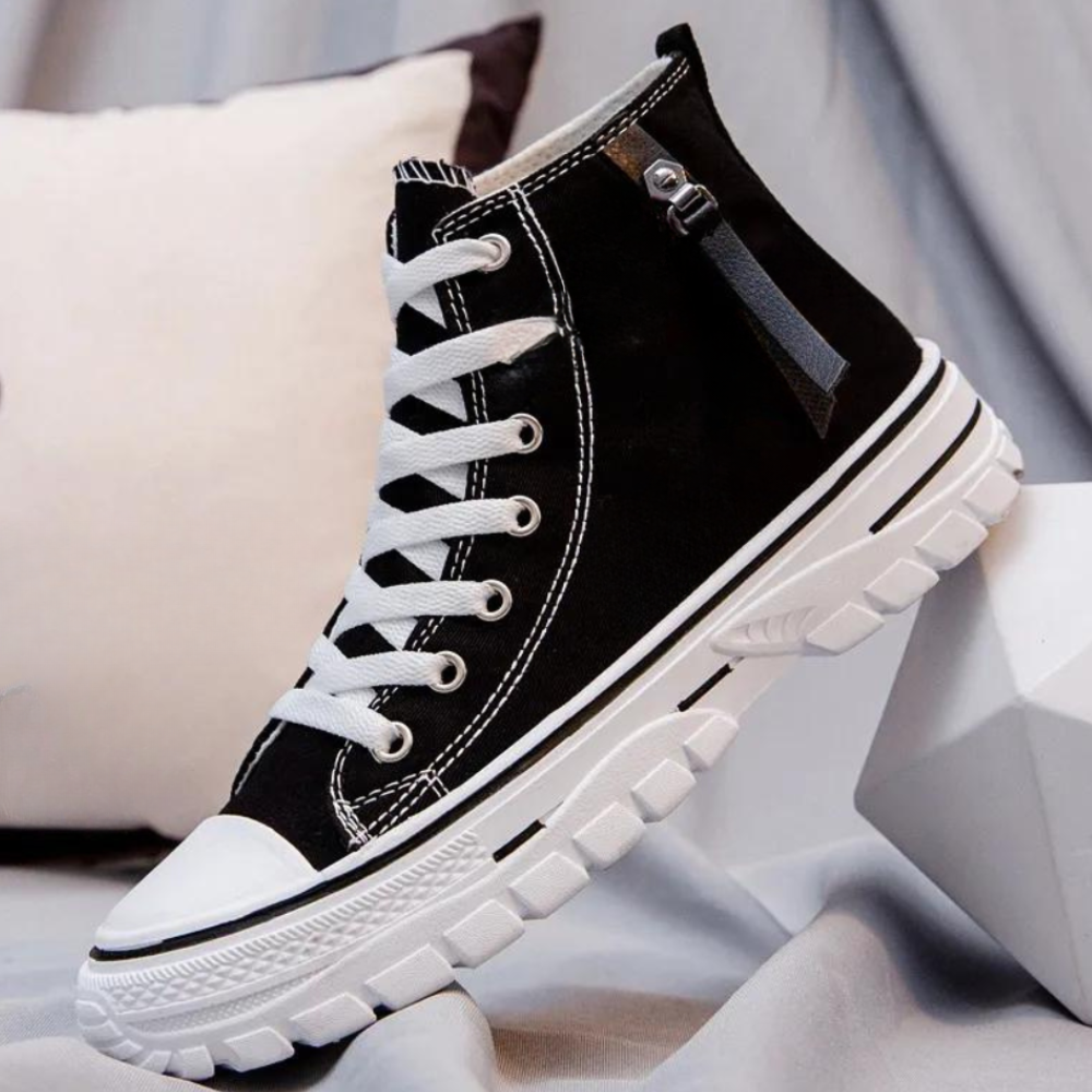 Nowoczesne i eleganckie męskie wysokie buty sportowe z czarnego płótna z wyściełaną podeszwą dla komfortu i stylu.