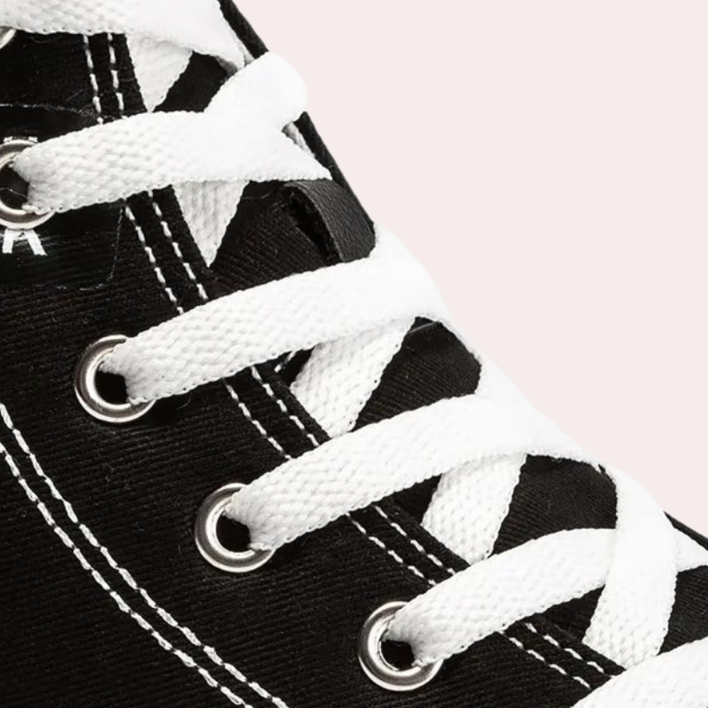 Nowoczesne i eleganckie męskie wysokie buty sportowe z czarnego płótna z wyściełaną podeszwą dla komfortu i stylu.