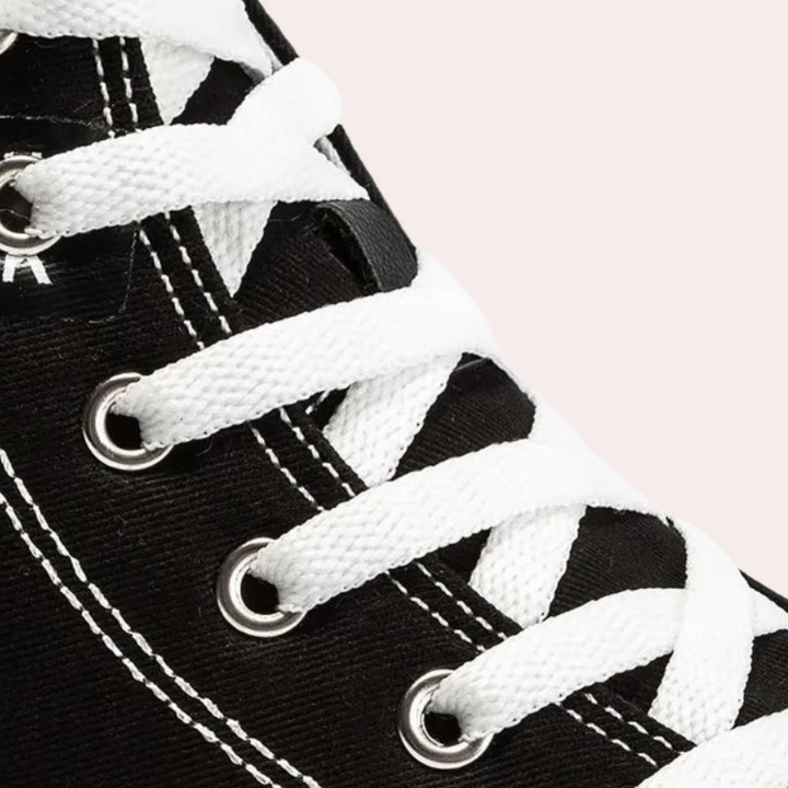 Nowoczesne i eleganckie męskie wysokie buty sportowe z czarnego płótna z wyściełaną podeszwą dla komfortu i stylu.