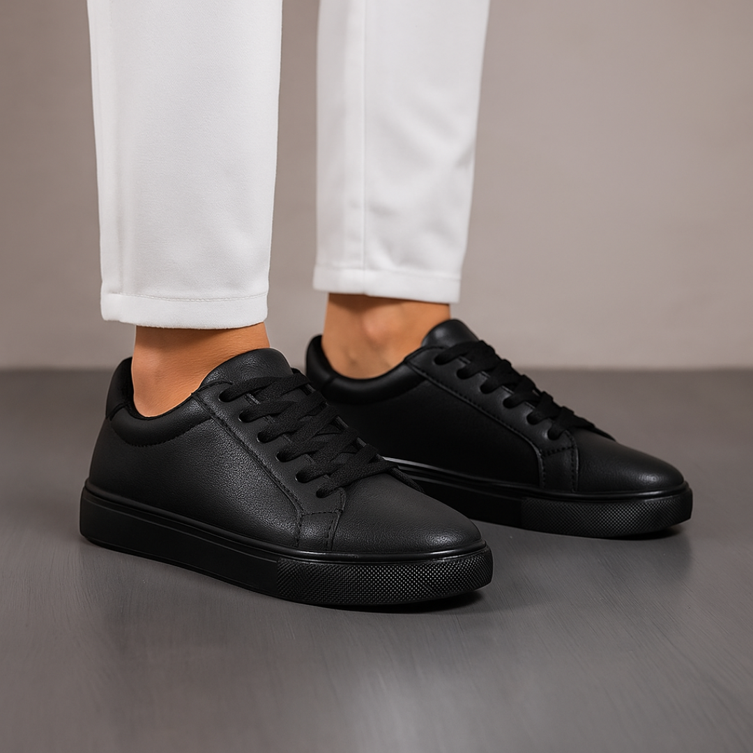 Męskie czarne minimalistyczne sneakersy, gładka cholewka ze sztucznej skóry, kontrastowa podeszwa, elegancja i komfort na co dzień.