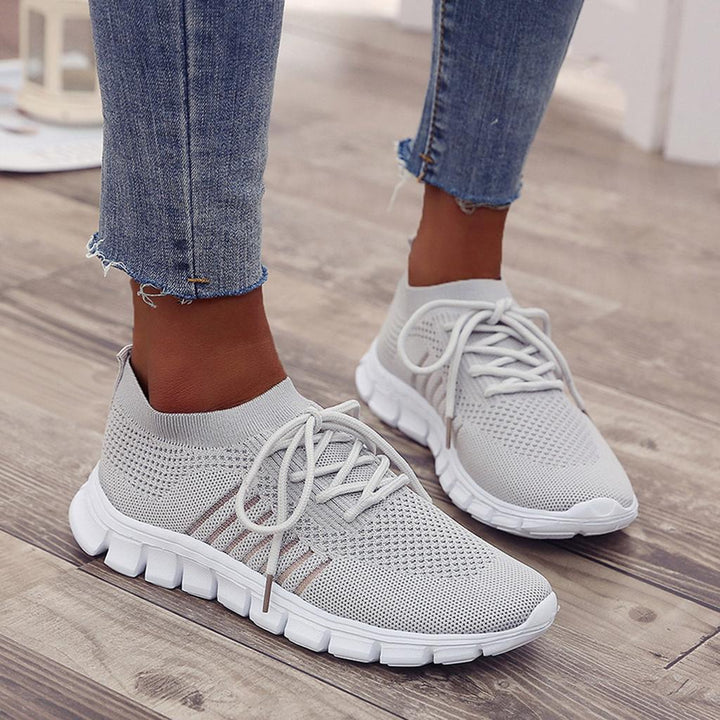 Damskie buty ortopedyczne, nowoczesny design, oddychający szary materiał, wkładka ortopedyczna dla optymalnego komfortu i wsparcia.