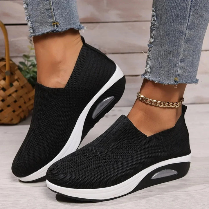 Damskie czarne sneakersy ortopedyczne o nowoczesnym designie, zapewniające optymalne wsparcie i długotrwały komfort.