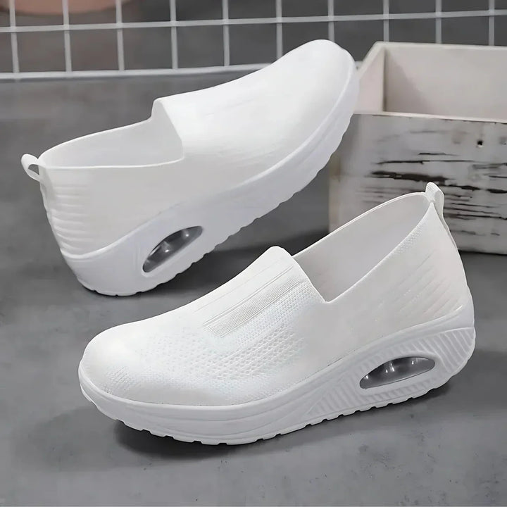 Damskie czarne sneakersy ortopedyczne o nowoczesnym designie, zapewniające optymalne wsparcie i długotrwały komfort.