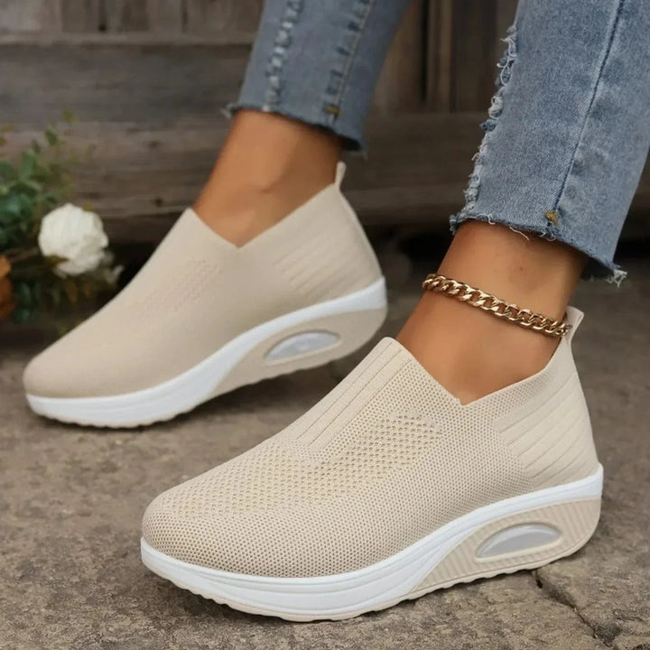 Damskie czarne sneakersy ortopedyczne o nowoczesnym designie, zapewniające optymalne wsparcie i długotrwały komfort.