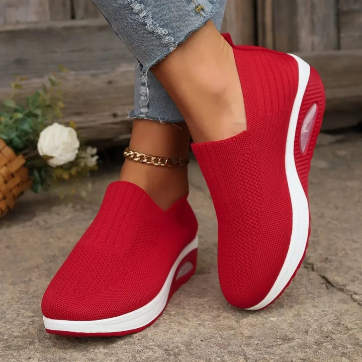Damskie czarne sneakersy ortopedyczne o nowoczesnym designie, zapewniające optymalne wsparcie i długotrwały komfort.