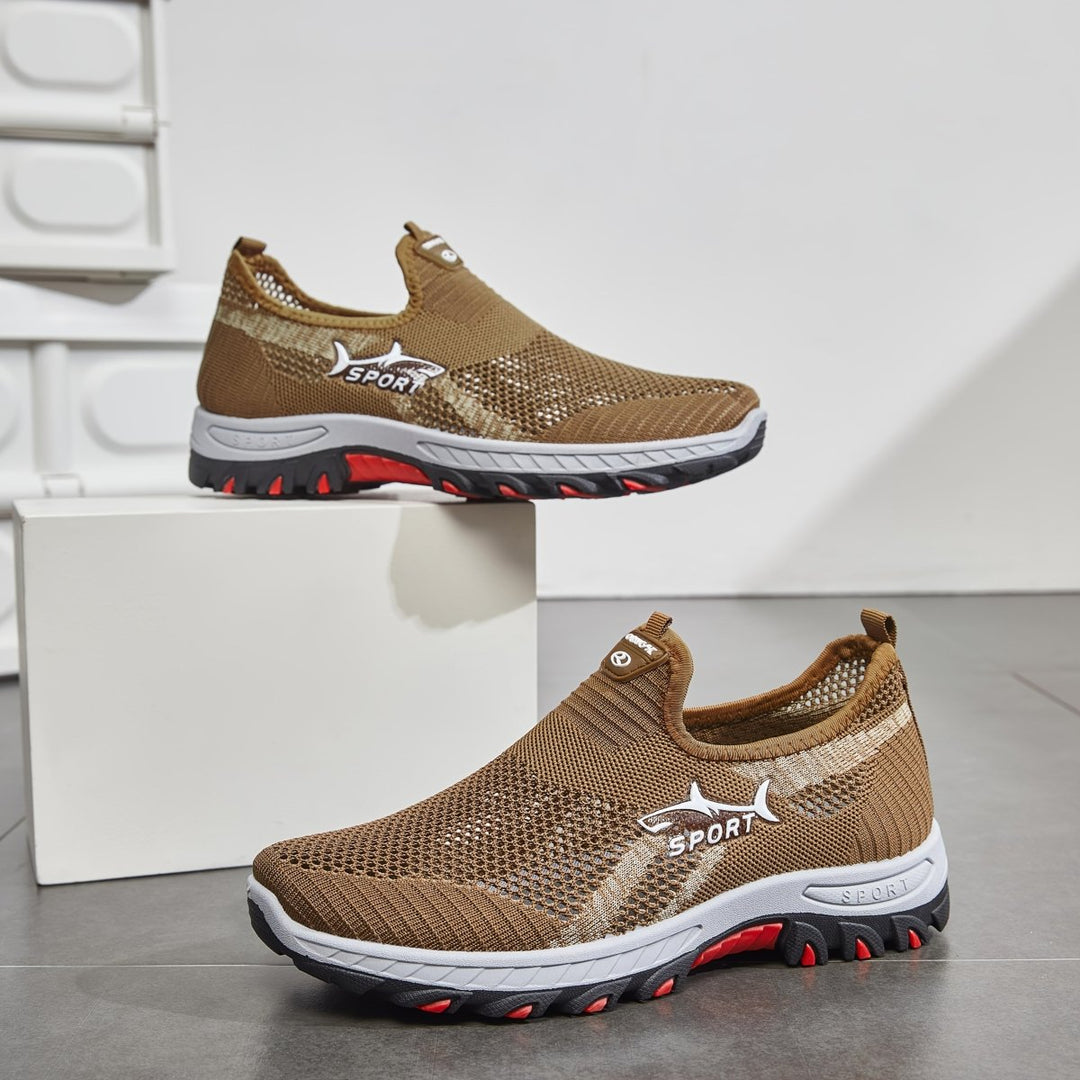 "Baskets slip-on légères pour homme, maille respirante, semelle antidérapante, idéales marche urbaine."