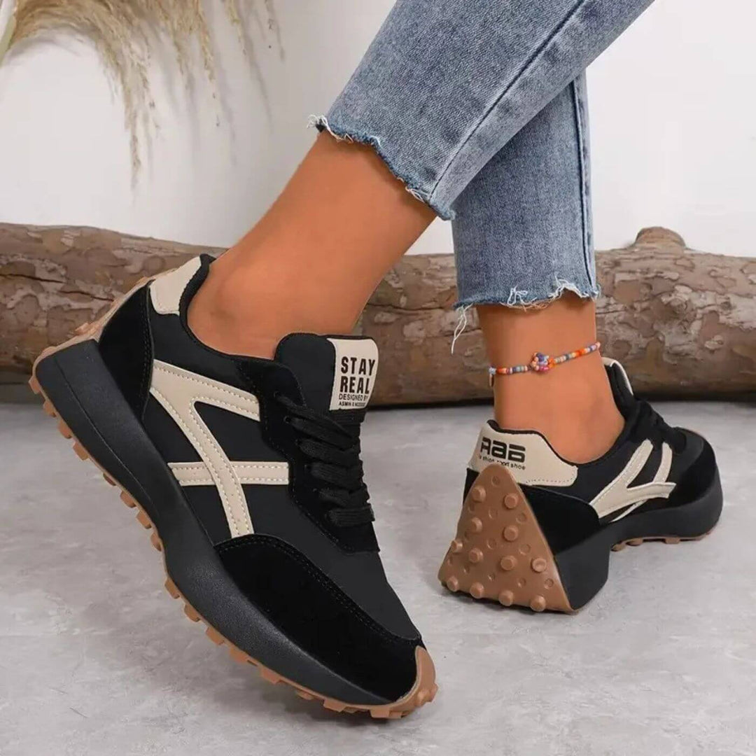 Widok z boku na zielone sneakersy damskie ze sznurowaniem i amortyzowaną podeszwą.
