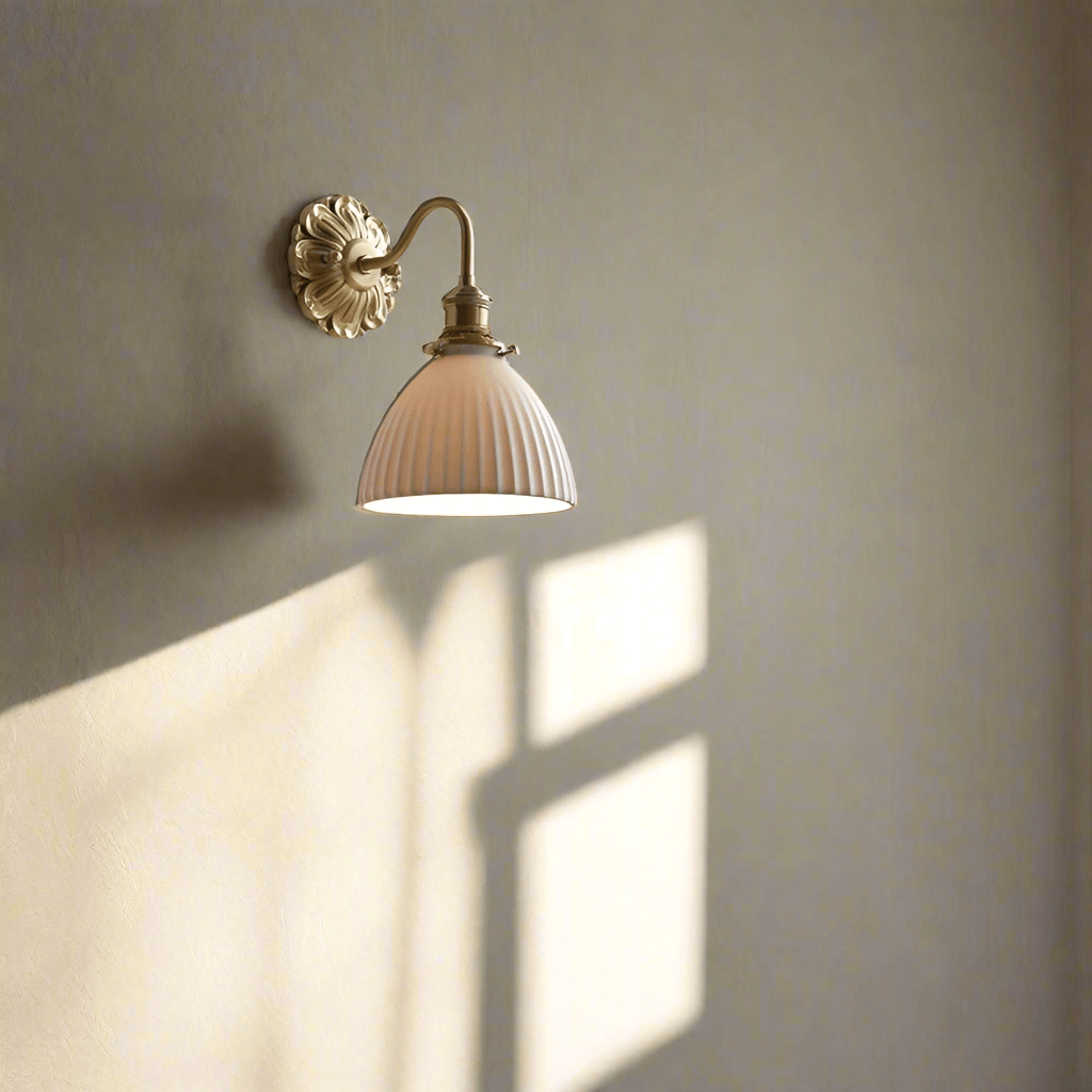 Mosiężny kinkiet ceramiczny