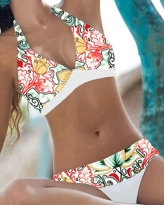 Eleganckie damskie dwuczęściowe bikini, delikatne detale, dostępne w kolorach: biało-czerwonym, niebieskim, fioletowym, czarnym, biało-różowym.