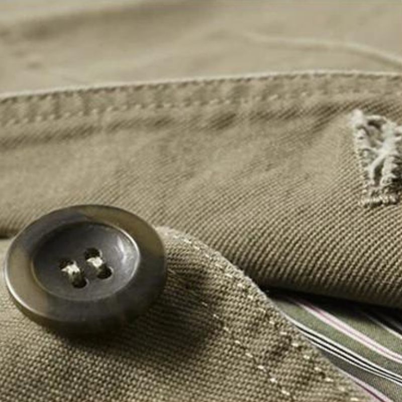 Męska marynarka Clarence, lekka i casualowa, dopasowany krój, oddychający materiał, nowoczesna elegancja na neutralnym tle.