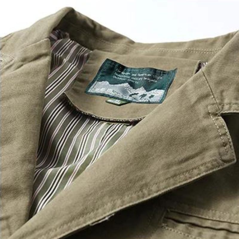 Męska marynarka Clarence, lekka i casualowa, dopasowany krój, oddychający materiał, nowoczesna elegancja na neutralnym tle.