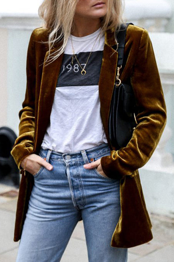 Damski aksamitny blezer o nowoczesnym kroju, w kolorach brązowym, czerwonym, niebieskim, czarnym; miękka i elegancka tekstura dla miejskiego stylu.