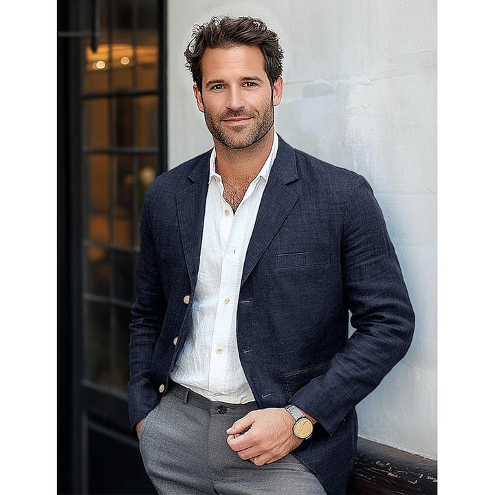 Szykowna męska marynarka w kolorze niebieskim, luźny krój, czarne guziki, dla profesjonalnej i codziennej elegancji.