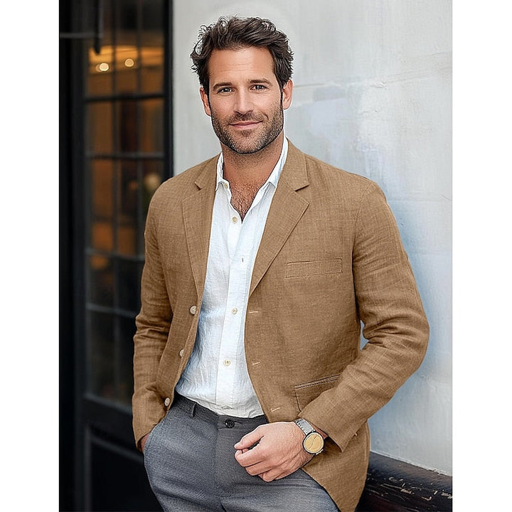 Szykowna męska marynarka w kolorze niebieskim, luźny krój, czarne guziki, dla profesjonalnej i codziennej elegancji.