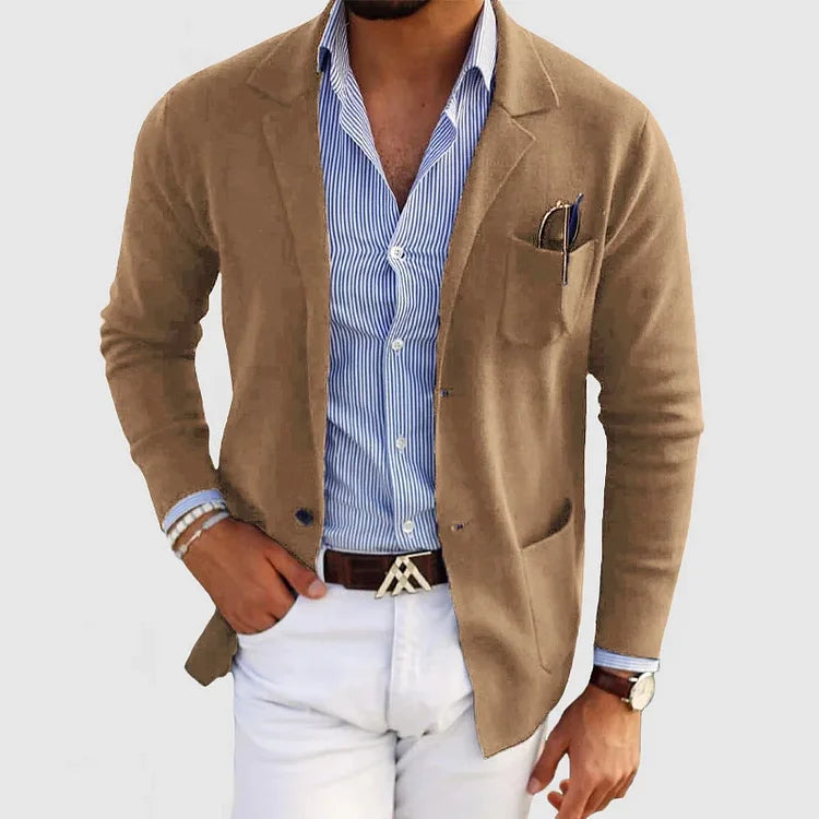 Elegancki męski blazer w dopasowanym kroju, stonowany kolor, idealny na formalne okazje, komfort i ponadczasowy styl.