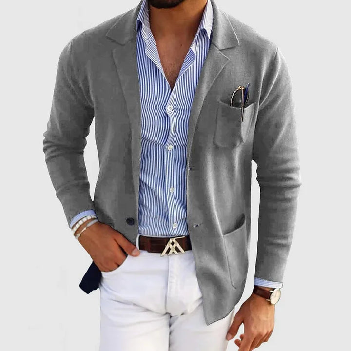 Męski blazer w dopasowanym kroju, elegancki, w neutralnym kolorze, doskonały na specjalne wydarzenia, łączy komfort ze stylem.