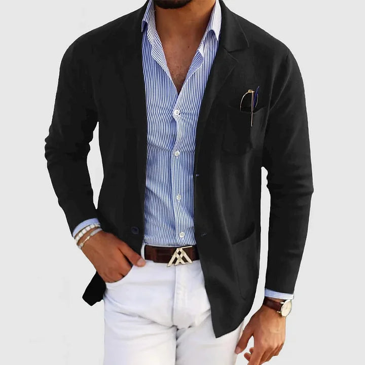 Stylowy męski blazer o dopasowanym kroju, elegancki, w jednolitym kolorze, odpowiedni na formalne spotkania, zapewnia wygodę i klasyczny wygląd.