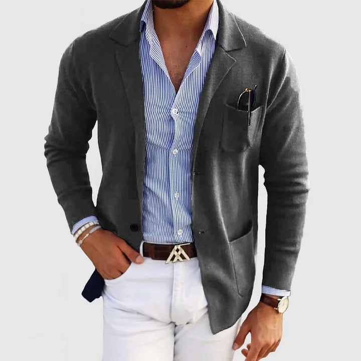 Męski blazer, elegancki i wygodny, w dopasowanym kroju, w klasycznym kolorze, idealny na formalne i biznesowe wyjścia.