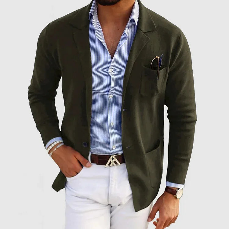 Nowoczesny męski blazer, w dopasowanym fasonie, w stonowanym kolorze, świetny na eleganckie przyjęcia, komfortowy i klasyczny.