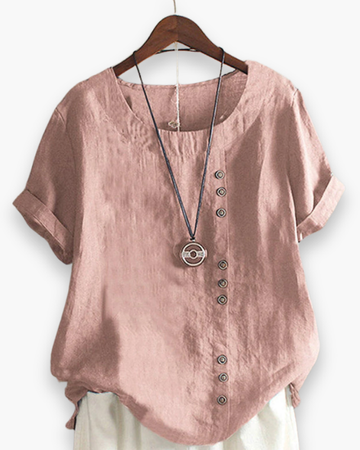 Luźna letnia bluzka damska zapinana na guziki, lekka, szykowna, z płynnego materiału i wyrafinowanymi detalami.