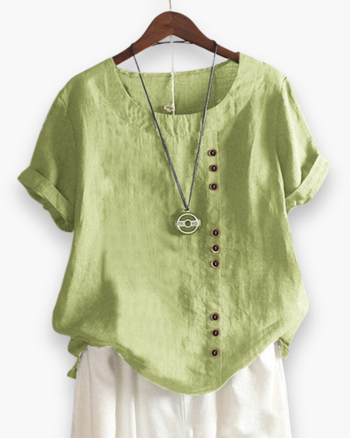 Luźna letnia bluzka damska zapinana na guziki, lekka, szykowna, z płynnego materiału i wyrafinowanymi detalami.