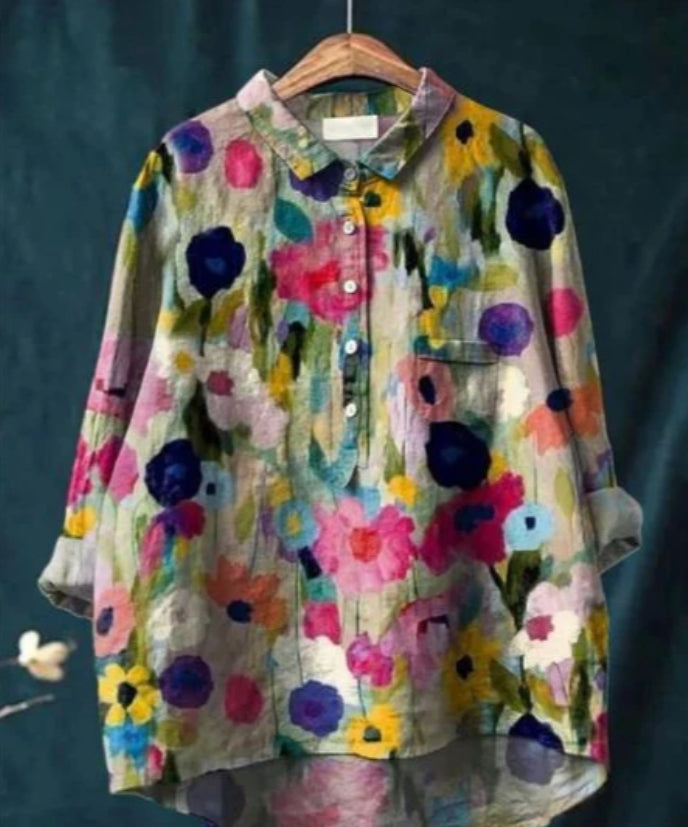 Jedwabna bluzka z kwiatowym wzorem, długimi rękawami, dekoltem w serek, elegancka i wygodna, na każdą okazję.