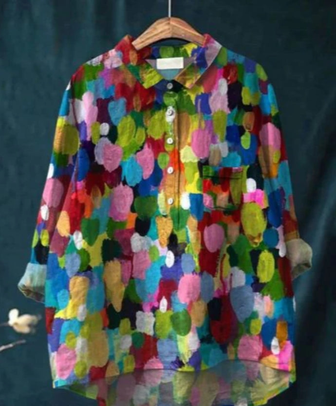 Jedwabna bluzka z kwiatowym wzorem, długimi rękawami, dekoltem w serek, elegancka i wygodna, na każdą okazję.