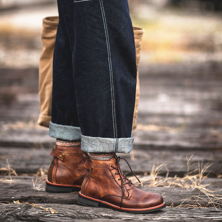 Brązowe skórzane botki męskie, wytrzymałe i eleganckie, z gumowymi podeszwami dla komfortu i trwałości.