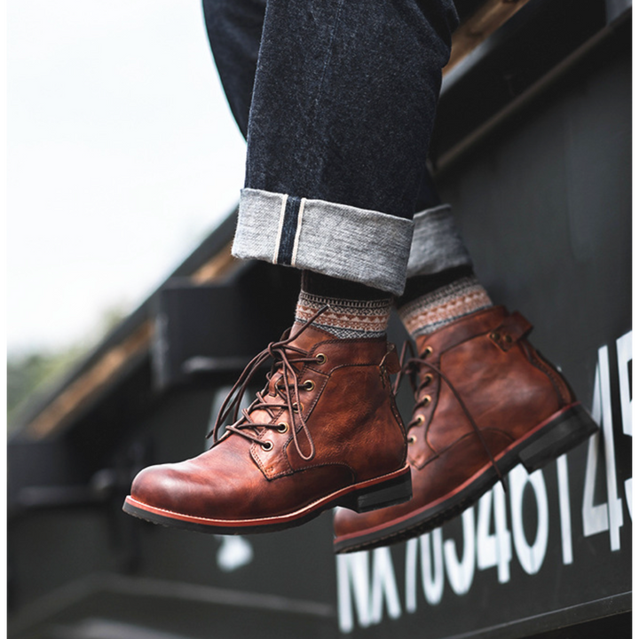 Brązowe skórzane botki męskie, wytrzymałe i eleganckie, z gumowymi podeszwami dla komfortu i trwałości.