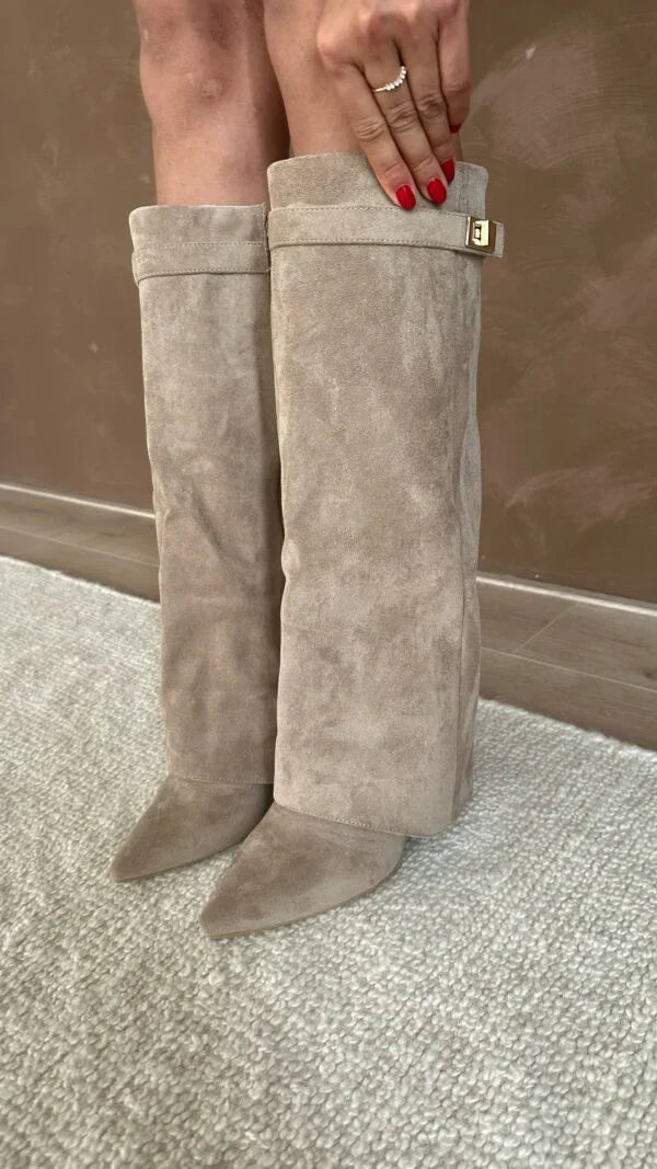 "Bottes hautes en daim pour femme avec bout pointu, talon compensé et boucle dorée, élégance sophistiquée et moderne."