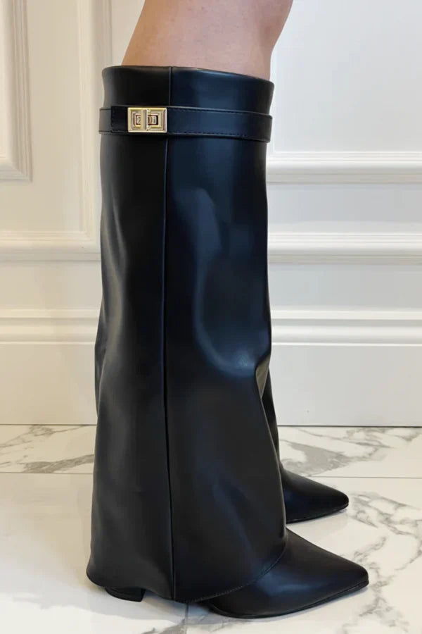 "Bottes hautes en daim pour femme avec bout pointu, talon compensé et boucle dorée, élégance sophistiquée et moderne."