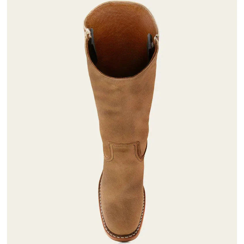 Botki w jasnym brązie z kwadratowym noskiem, uniwersalne do wielu stylizacji.